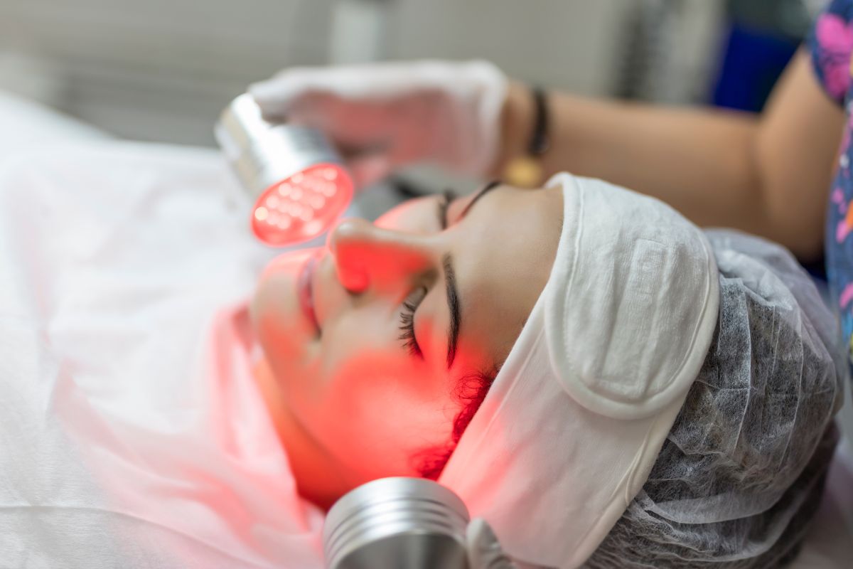 Red Light Therapy: How Often Should I Use Red Light Therapy at Home vs Clinic? - Kandyway